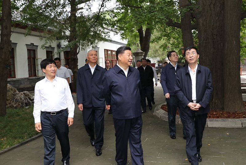 习近平总书记瞻仰双清别墅